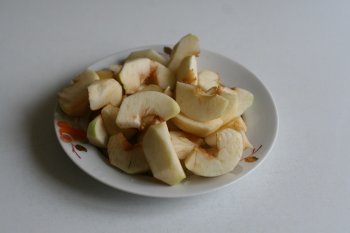 яблоки очистить от кожуры и семян, нарезать дольками