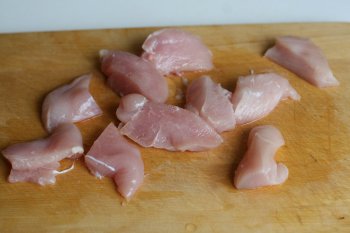 нарезать мясо цыпленка не небольшие куски