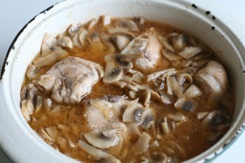 сложить курицу в большую посуду, залить смесью с грибами