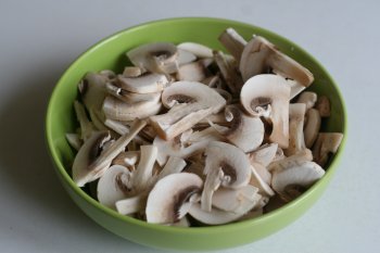 нарезать грибы на тонкие пластинки