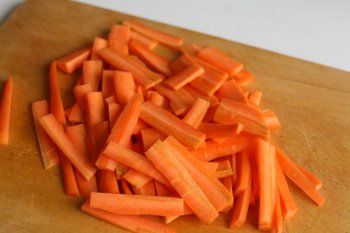 морковь нарезать крупной лапшой