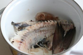 рыбные отходы — головы, кости, плавники и кожу тщательно промыть