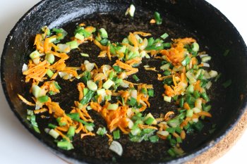 репчатый лук и морковь спассеровать на жире, добавить зеленый лук
