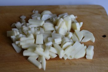 нарезать картофель брусочками и тоже опустить в кастрюлю, варить до готовности, в конце варки посолить