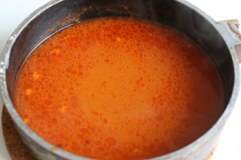 приготовить томатный соус (обжарить муку, добавить томат-пасту, посолить, добавить сахар, прокипятить)