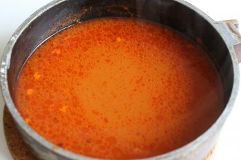 приготовить томатный соус: обжарить муку, добавить томат-пасту, добавить соль, сахар, залить водой или рыбным бульоном, прокипятить 10 минут