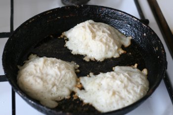 печь оладьи на разогретой сковороде с жиром