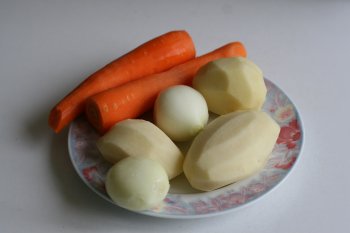 почистить овощи: лук, морковь, картофель
