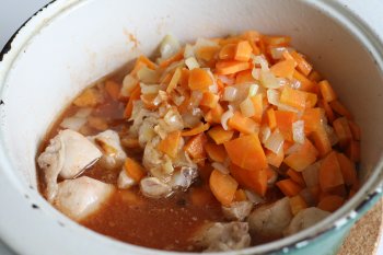 положить лук с морковью к курице, залить красным соусом