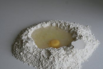 пресное тесто готовят на воде с добавлением соды, соли, яйца