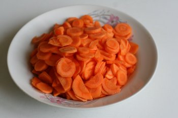 морковь почистить и нарезать