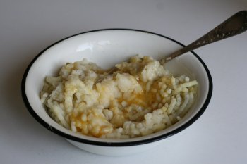 добавить масло и яйца в картофельное пюре