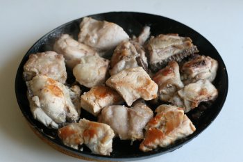 обжарить мясо цыпленка до румяного цвета