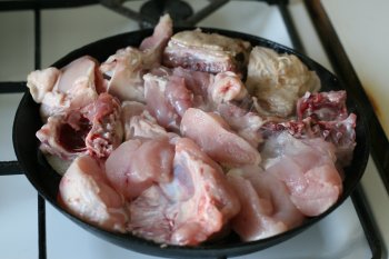 положить цыпленка на сковороду с жиром