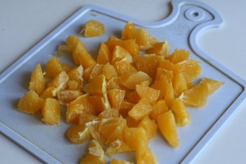 мандарины или апельсины нарезать дольками