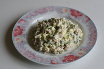 Салат из кальмаров, зеленого лука и яиц