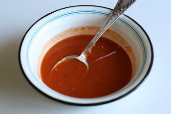 развести томатную пасту с мукой