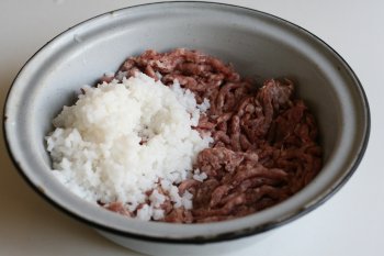 смешать мясо с рисом