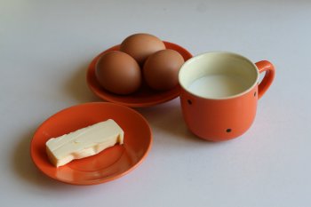 для яичной кашки понадобятся яйца, молоко, сливочное масло