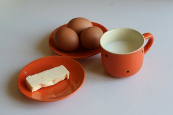 для приготовления кашки нужны яйца, молоко и сливочное масло