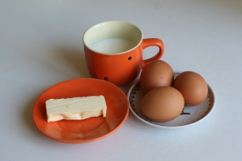 для яичной кашки нужно приготовить молоко, яйца и сливочное масло