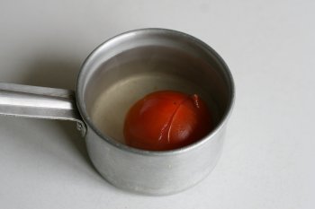 помидор надрезать кожицу и обварить в кипятке
