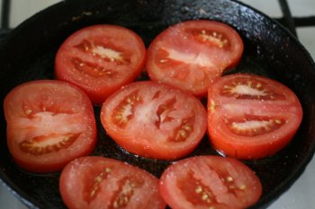 помидоры нарезать кружками и поджарить