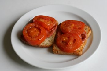 420. Хлеб с жареной колбасой и помидорами