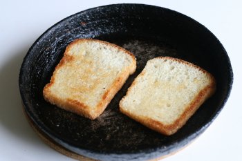 поджарить хлеб с обеих сторон