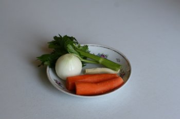 приготовить коренья: лук, морковь, сельдерей, варить вместе с курицей около часа, снимая пенку