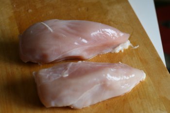 филе курицы обмыть и разрезать на порции