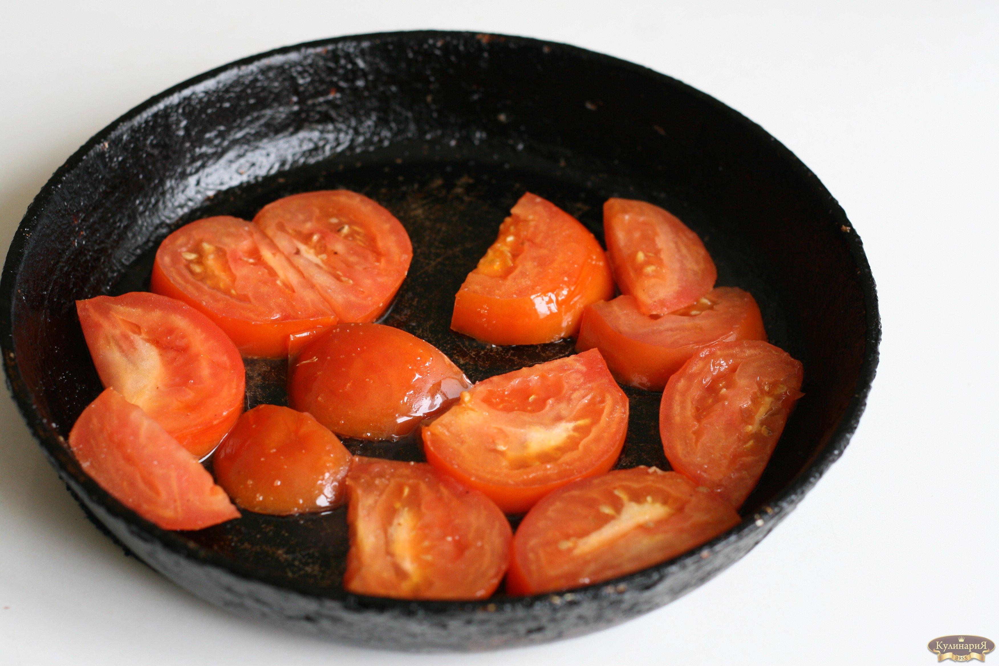 Рецепт жареных помидор с чесноком. Обжаренные помидоры. Обжаренные помидоры дольками. Помидоры на сковороде. Жареные томаты.