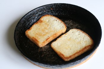 хлеб обжарить с обеих сторон на сковороде до румяной корочки