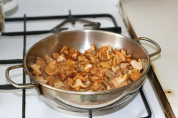 свежие грибы обжарить на сковороде на сливочном масле
