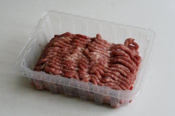 прокрутить мясо с луком через мясорубку