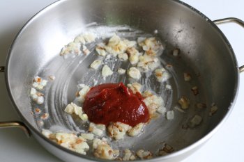 положить томатную пасту к луку и муке