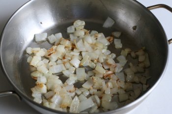 для приготовления соуса обжарить лук