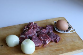 приготовить продукты для котлетной массы: говядину, лук, яйцо, можно без яйца