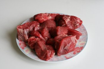 приготовить телятину, нарезать на кусочки и прокрутить через мясорубку со свиным салом