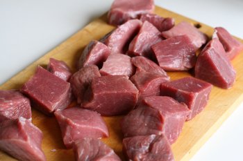 телятину нарезать на небольшие кусочки, прокрутить через мясорубку со свиным салом