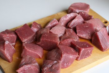 мясо телятины нарезать на небольшие кусочки и прокрутить через мясорубку со свиным салом