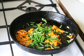 спассеровать лук и морковь на жире, можно добавить зеленый лук