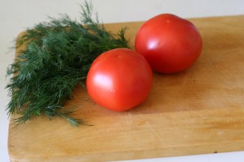 приготовить свежие помидоры и зелень