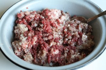 добавить сахар, соль, перец, воду (18—20% к весу мяса), пропущенный через мясорубку лук и все перемешать