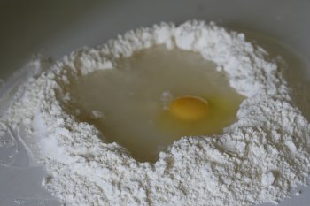  для теста: из муки, подсоленной воды и яйца сделать крутое тесто