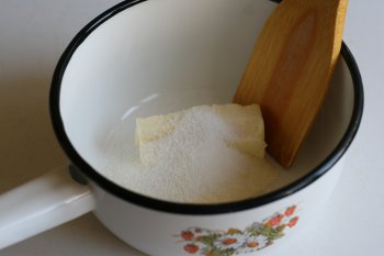 мягкое сливочное масло хорошо взбить с сахаром и ванилином деревянной лопаткой