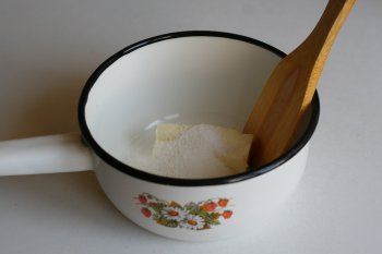 творожную массу можно использовать готовую или сделать самим, для этого взбить размягченное сливочное масло с сахаром и ванилином