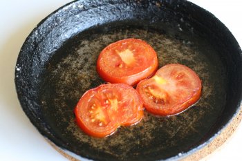 помидоры нарезать кружками и обжарить