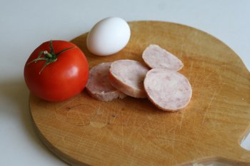приготовить продукты: яйцо, ветчину и помидоры