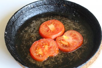 нарезать помидоры на кружки и обжарить на жире